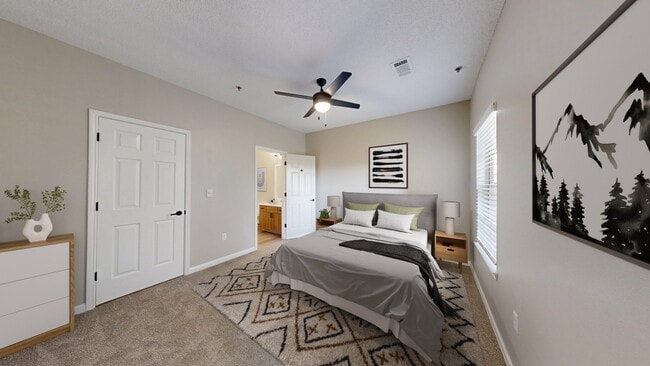Acogedor dormitorio con baño en suite. - Preston Hills at Mill Creek Apartments