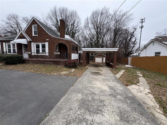 Foto del edificio - Quaint Brick Cottage w/Covered Parking