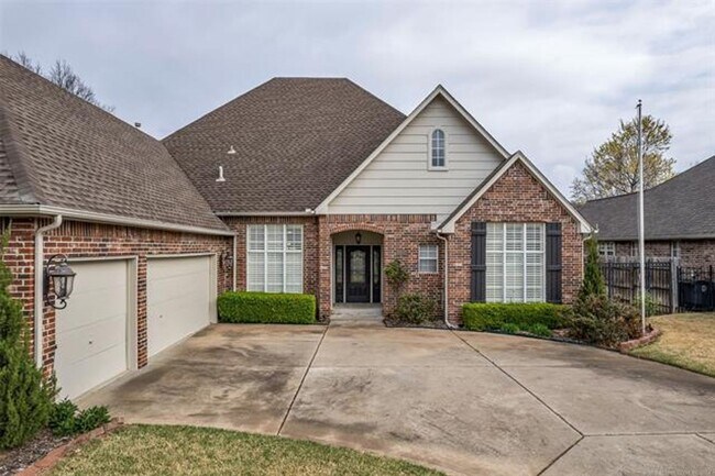 Building Photo - Immaculate and hard to find Single-Story w...