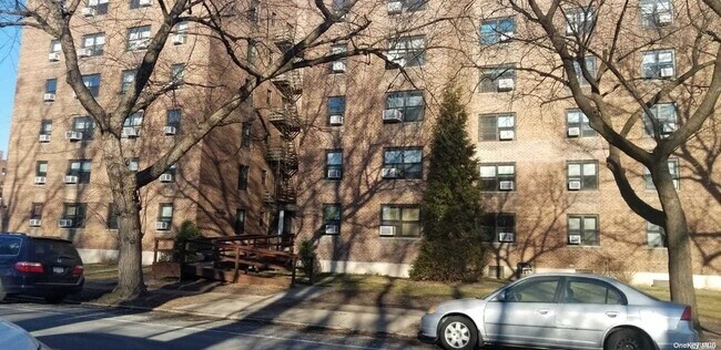 Foto del edificio - 73-45 210th St