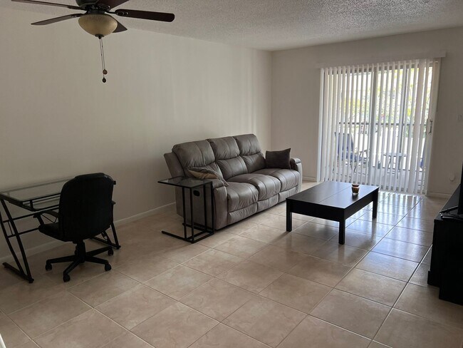 Building Photo - Pompano Cutie - Furnished, 2 miles from be...