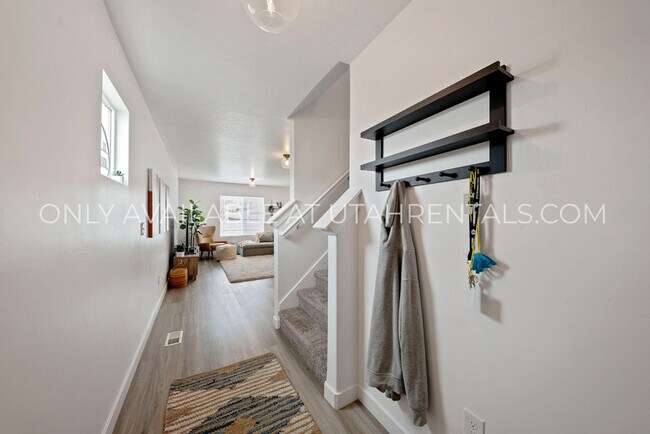 Foto del edificio - 341 N Angus Dr