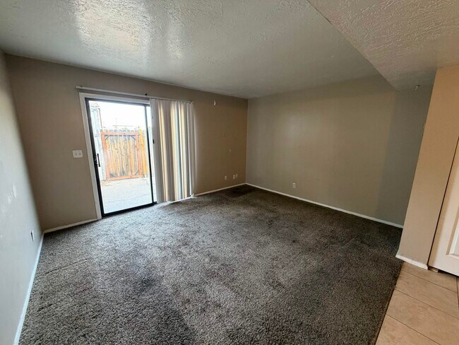 Foto del edificio - 460 E Elm St