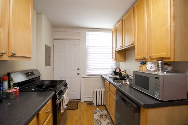 Building Photo - 733 Elm