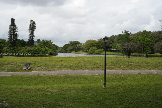 Foto del edificio - 6001 N Falls Cir Dr