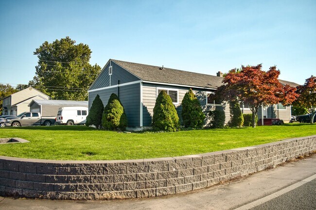 Foto del edificio - McPherson Duplex
