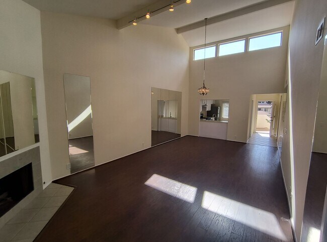 Foto del edificio - 2 Bed, 2 Bath Upper Unit in La Jola