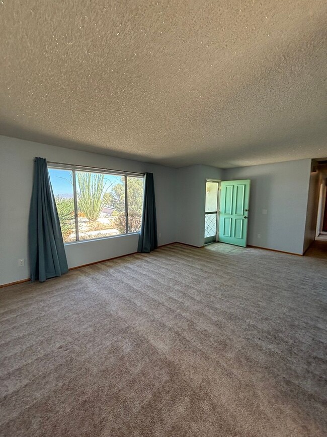 Building Photo - 3 Bedroom 2 Bath Home