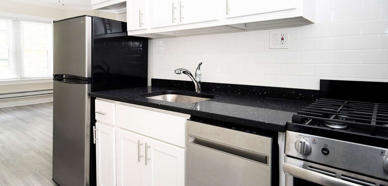 Primary Photo - 648 W Roscoe St