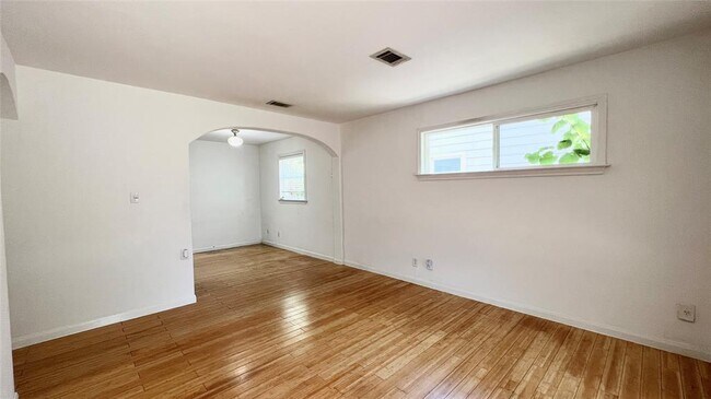 Building Photo - 5500 Duval St