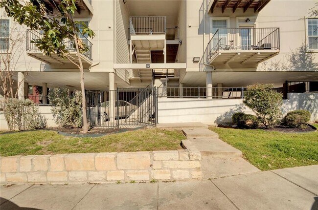 Building Photo - 1100 W 25th St