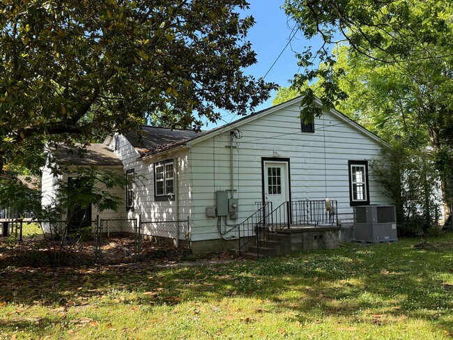 Foto del edificio - Charming 2 Bedroom / 1 Bathroom Home Near Downtown Pell City & Logan Martin Lake