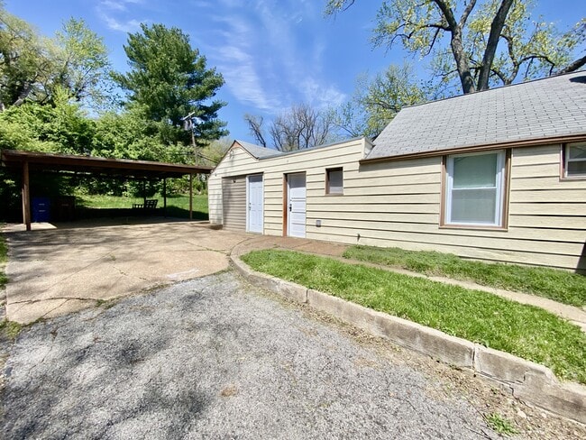 Building Photo - 509 La Motte Ln