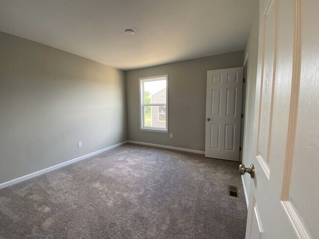 Building Photo - 5808 Montrose Ct