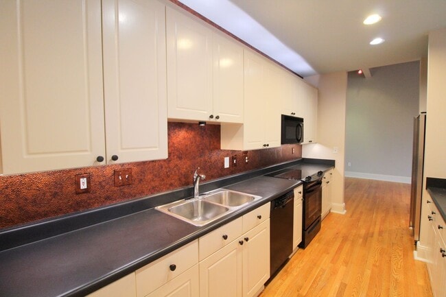 Building Photo - Great Location in South End!