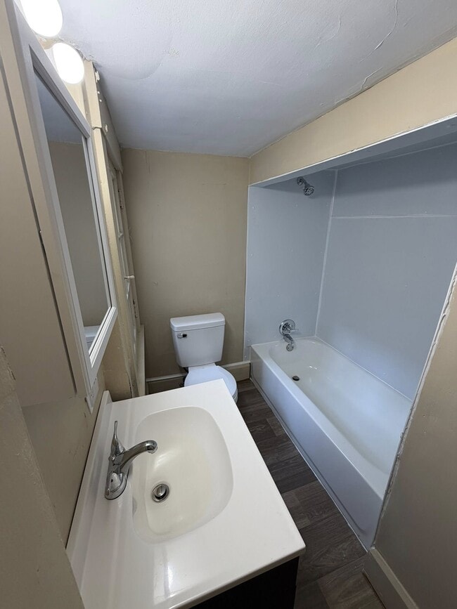 Building Photo - 1003 1/2 Sunset Ave