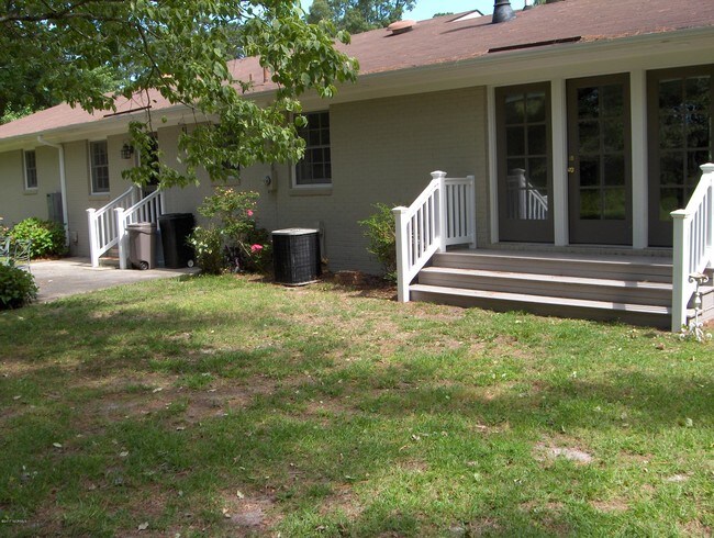Building Photo - 407 Fairway Dr