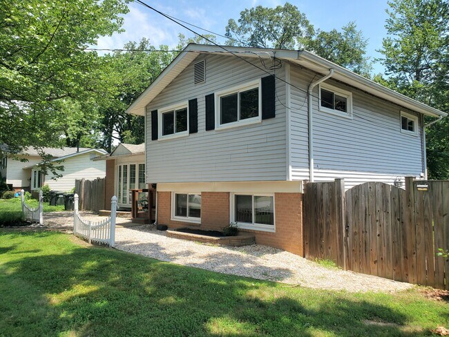 Foto del edificio - 4517 Mayfield Dr