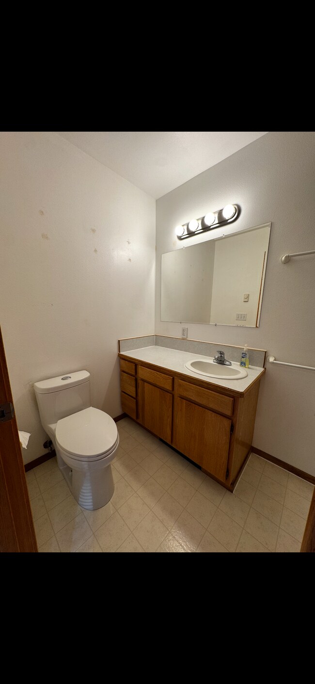 Baño con bañera y ducha. - 5446 NW Rhododendron St
