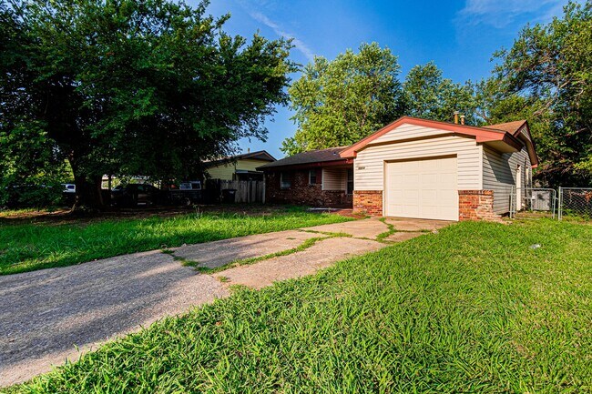Building Photo - 3 Bed 1.5 Bath in Del City!
