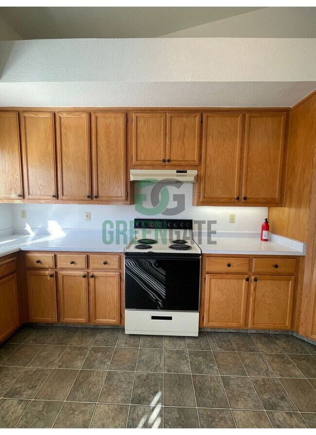 Building Photo - 4 BEDROOM 2.5 BATH 2 STORY HOME AVAILABLE ...