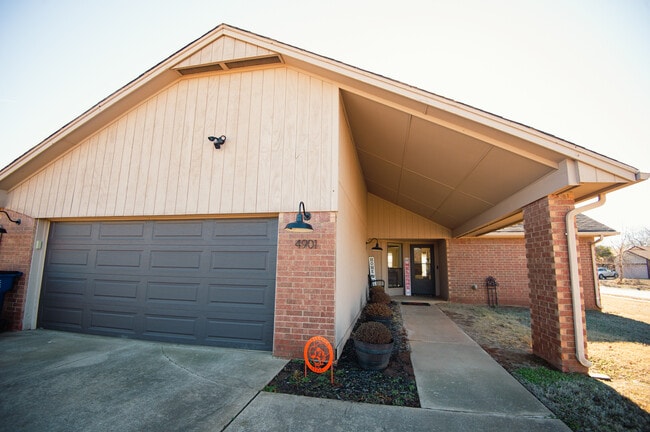 Photo - 4901 N Rogers Dr House