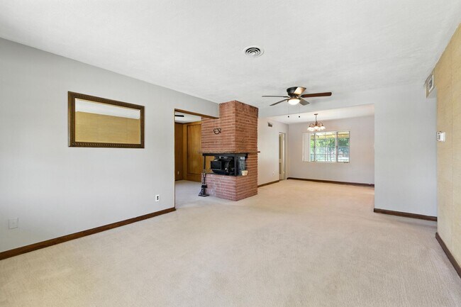Foto del edificio - 3 Bedroom / 2 Bathroom Home With Large Bac...