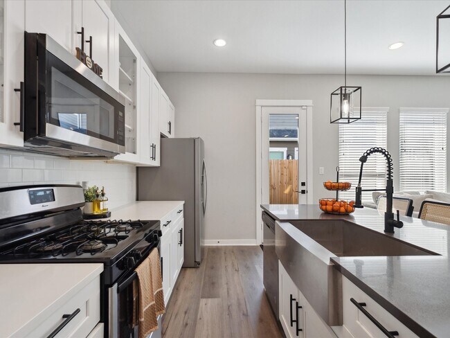 Foto del edificio - 8411 Berry Brush Ln