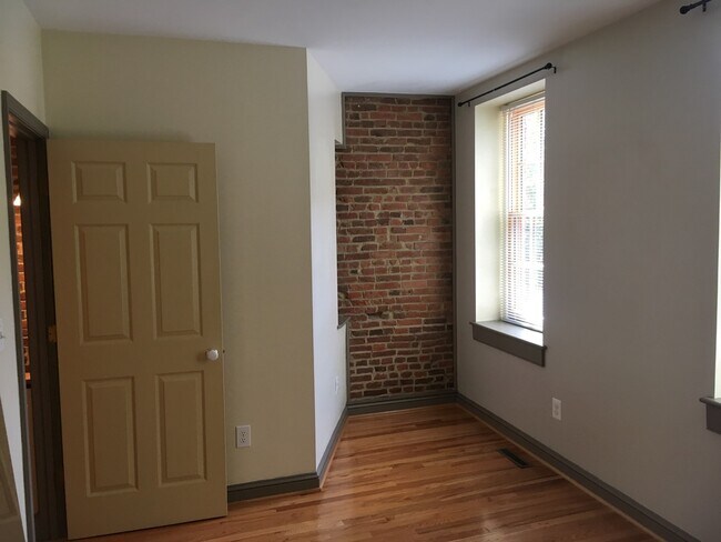 front bedroom - 1604 Lancaster St