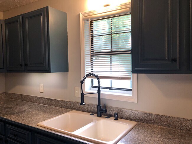Foto del edificio - 2144 Valley Oaks Dr SE