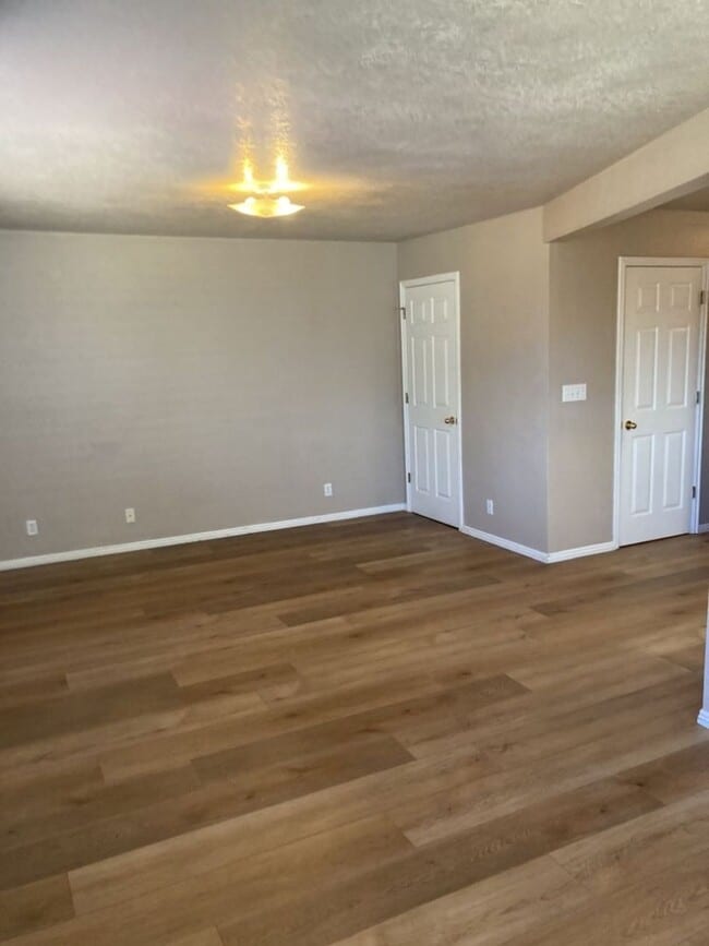 Building Photo - 3 bed, 1.5 bathroom - Two Story Twin Home