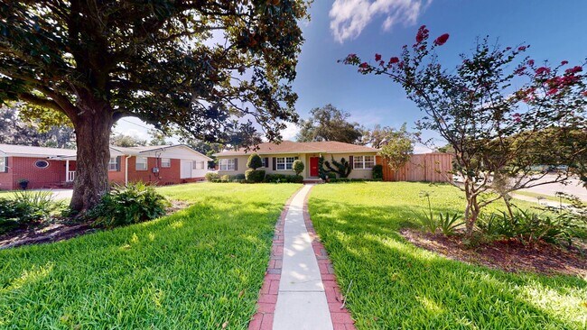 Foto del edificio - Stunning 4 Bedroom, 2 Bath Home in the Hea...