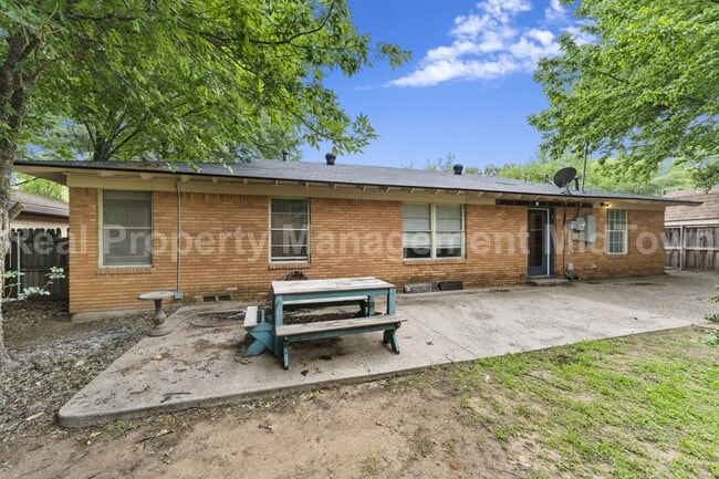 Building Photo - 1413 W Tucker Blvd
