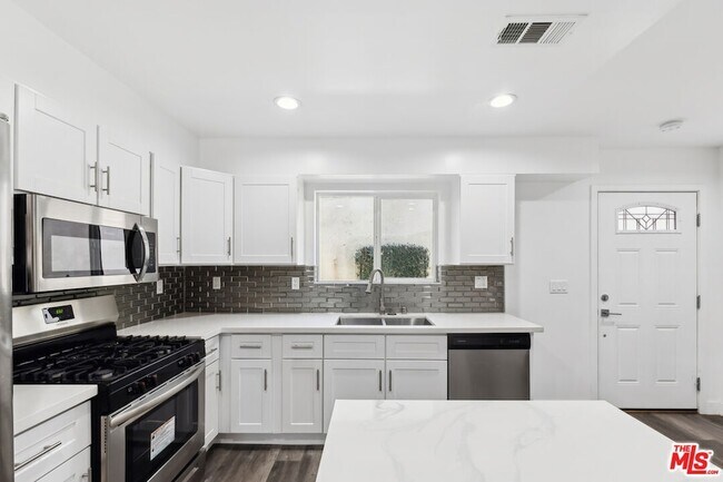 Foto del edificio - 17610 Sherman Way