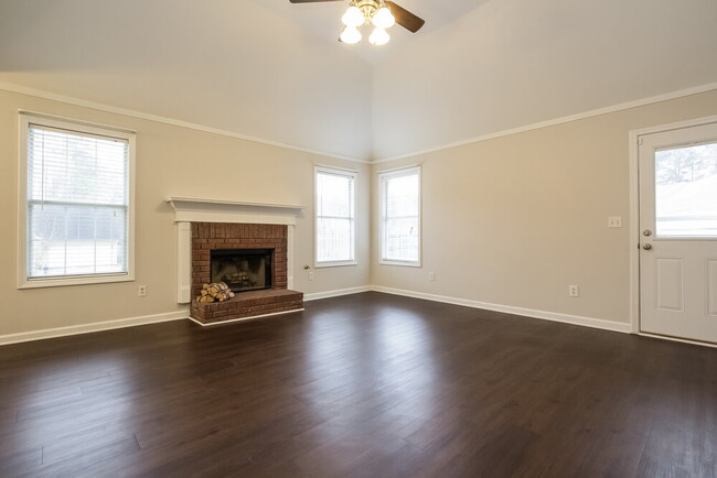Building Photo - 2425 Huntington Dr