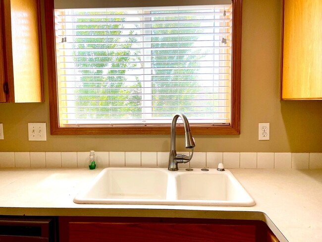 Foto del edificio - 4-Bedroom Home in Bethany!