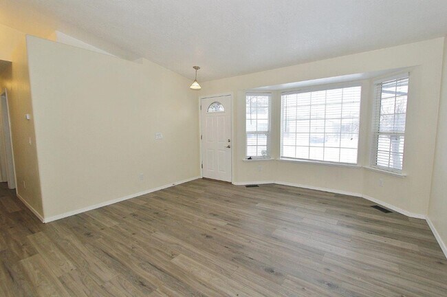 Building Photo - Single- Level Home w/Mature Landscaping