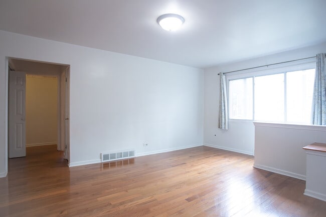Building Photo - 2428 W Berwyn Ave