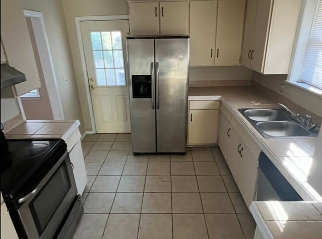 Building Photo - 3012 Pinewood Dr