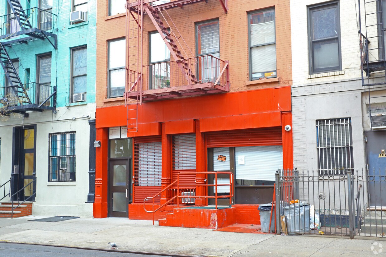 Building Photo - 239 E 111th St