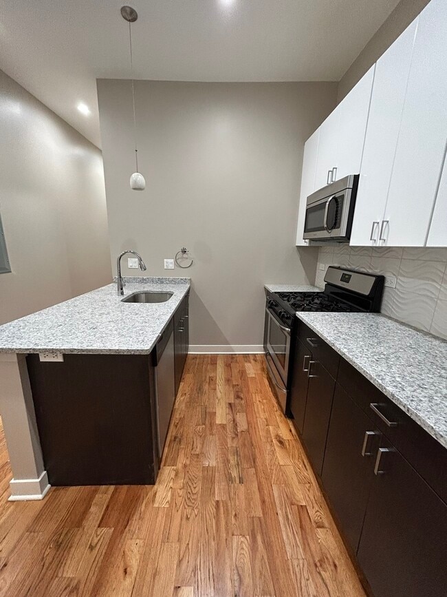 Building Photo - 753 W Buckingham Pl