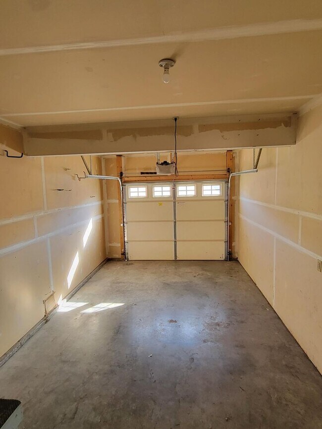 Building Photo - 975 N River Rock Dr