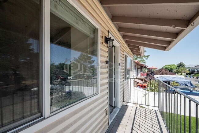 Building Photo - 1425 Mandalay Rd W