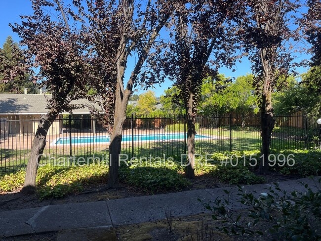Building Photo - 2 bedroom/1.5 bath townhome with new kitch...