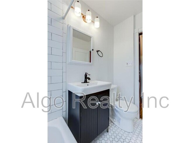 Building Photo - 904 N 30th Ave