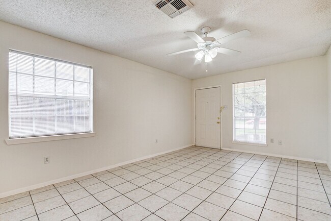 Foto del edificio - Beautiful Two Bedroom & One Bathroom Duple...