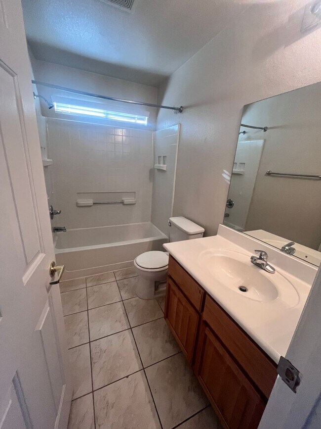 Building Photo - 2 bed/2 bath condo in Aliante