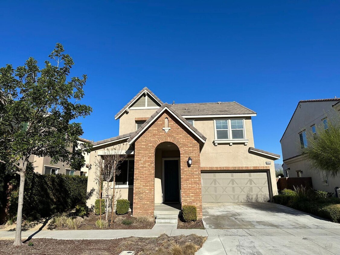 Primary Photo - 4 Bedroom home for leasing in Chino