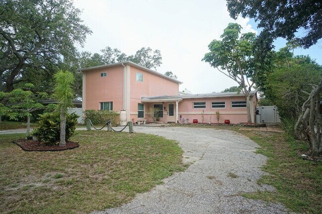 Building Photo - 4-Bedroom, 2- Bath, Pool Home in South Tampa