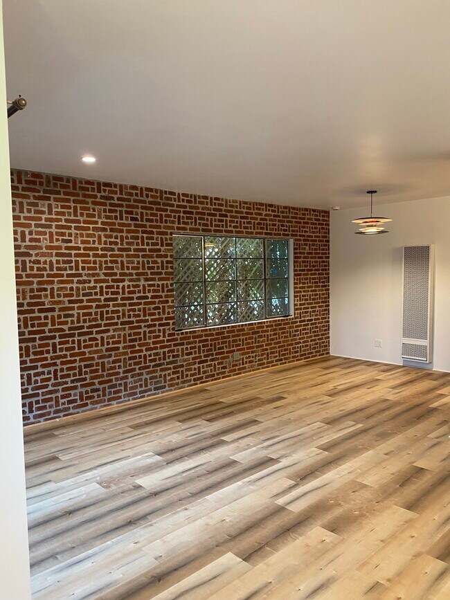 living room from entrance - 120 S Maple Dr